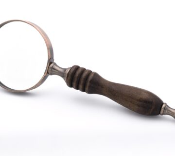 Lupa detektywistyczna – symbol agencji Różowa Lupa